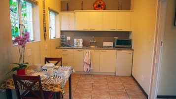Rhino Studio Apartment | Dapur peribadi | Peti sejuk, pembancuh kopi/teh