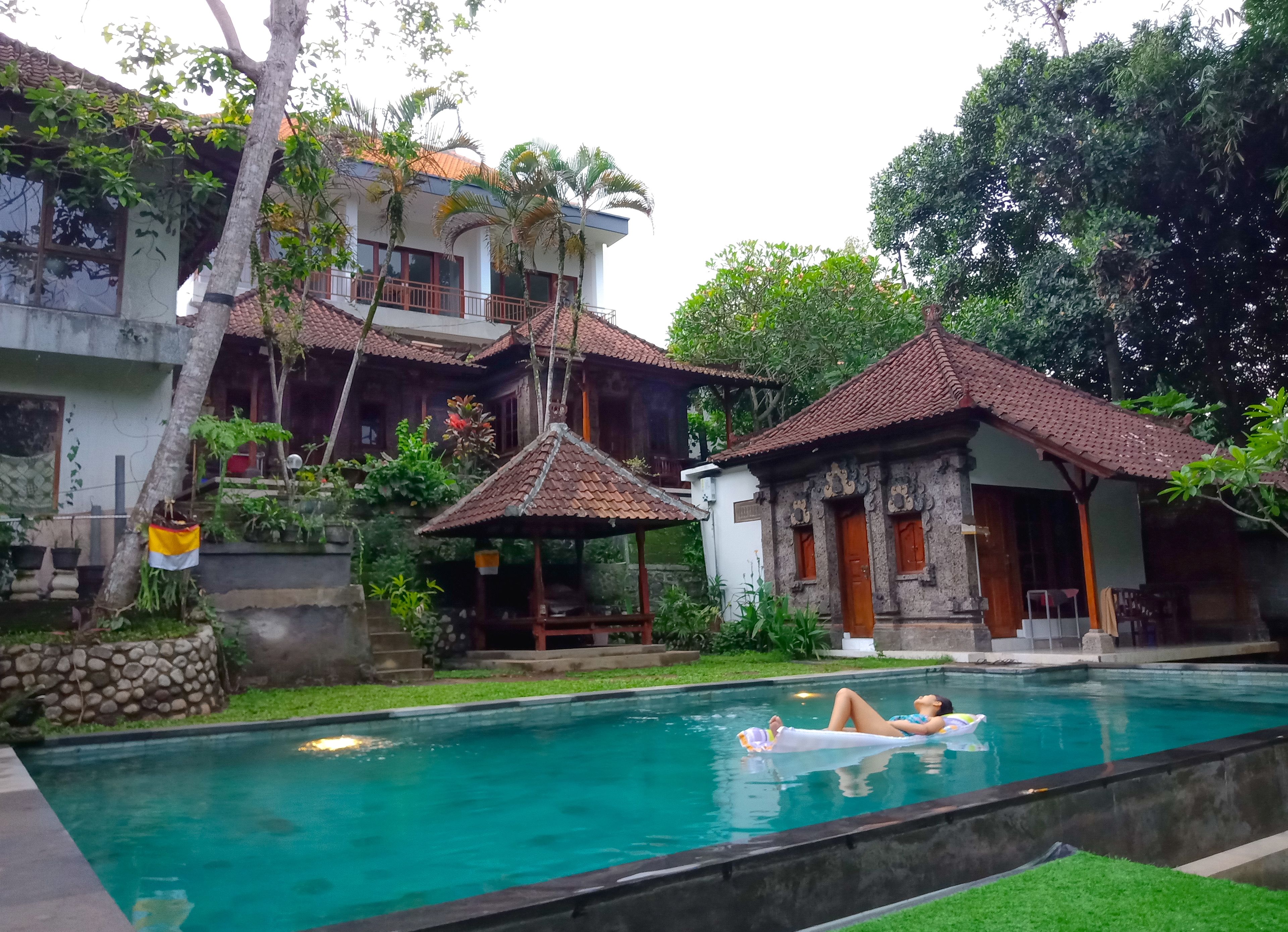 Piscina externa, espreguiçadeiras