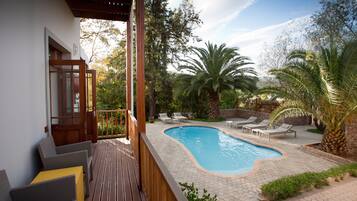 Kolam renang outdoor, dengan kursi berjemur