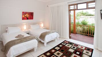 Kamar Twin Eksklusif | Seprai premium, brankas, didekorasi berbeda-beda, dan meja kerja