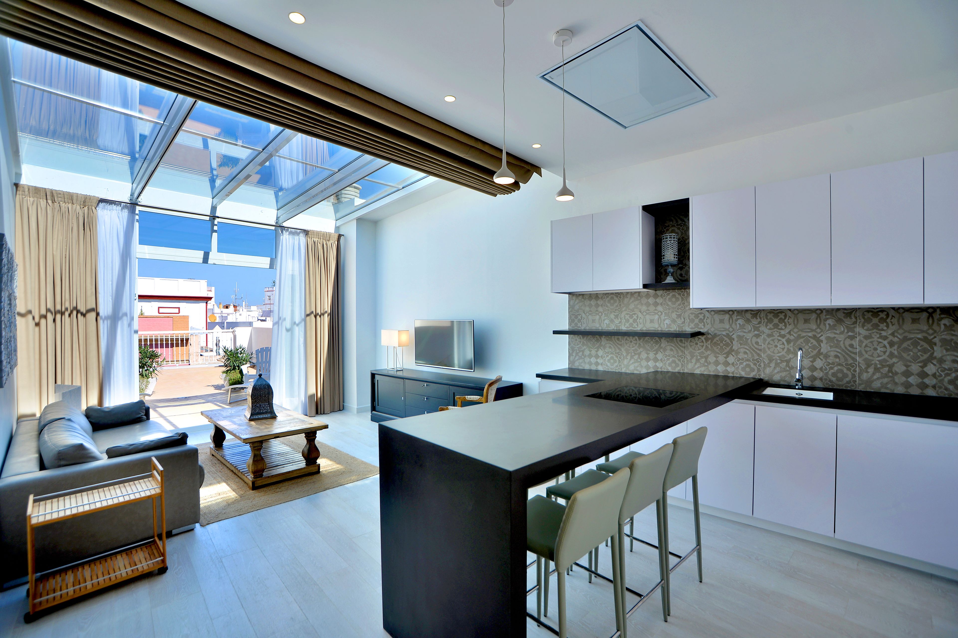 Deluxe penthouse | Verduisterende gordijnen, geluiddichte muren, gratis wifi, beddengoed