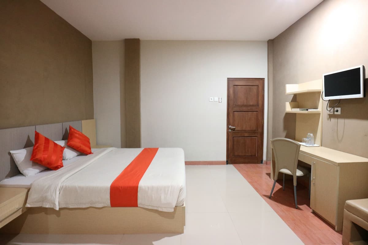 Premium bedding, desk, blackout curtains, free WiFi