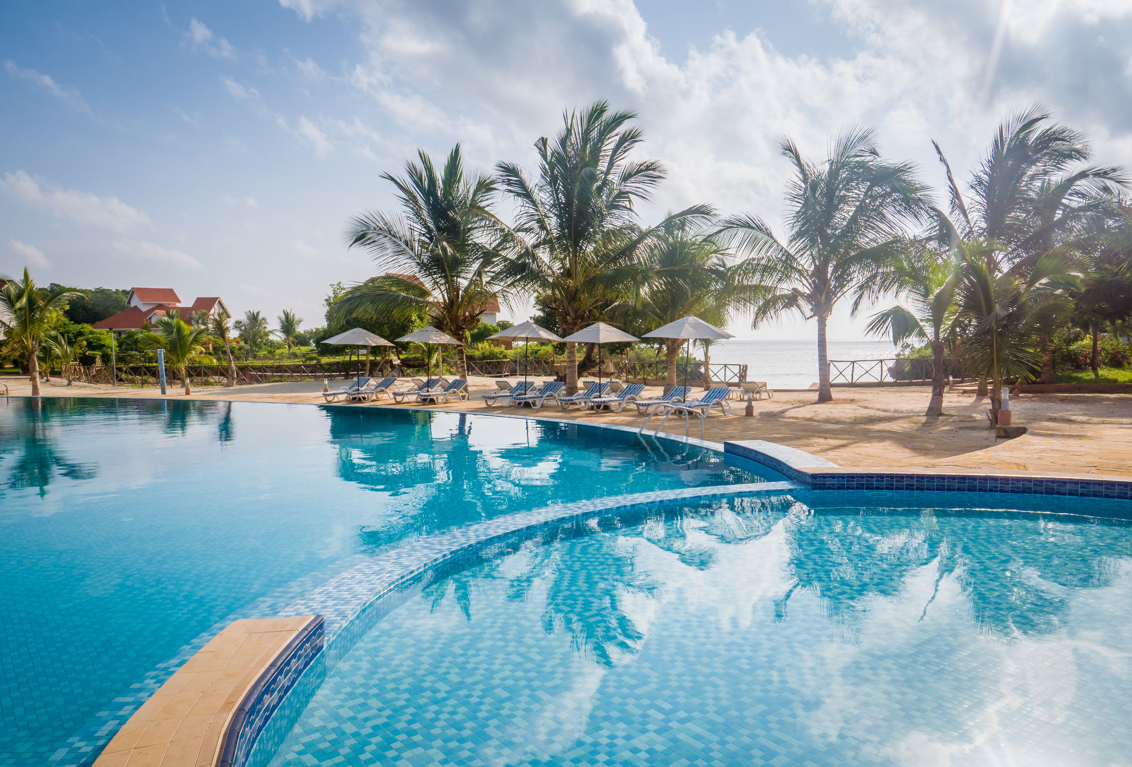 Piscine extérieure, parasols de plage, chaises longues