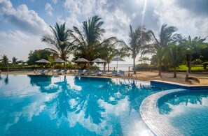 Outdoor pool, pool umbrellas, pool loungers - Azao Resort & Spa (Pongwe)