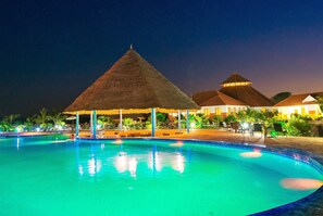 Outdoor pool, pool umbrellas, pool loungers - Azao Resort & Spa (Pongwe)