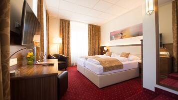 Minibar, Zimmersafe, Schreibtisch, Babybetten