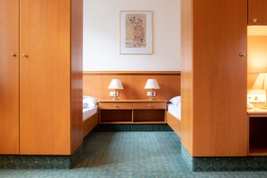 Habitació quàdruple | Minibar, caixa forta a l'habitació, escriptori i bressols