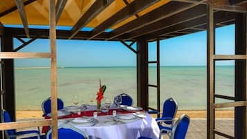 2 restaurants, international cuisine