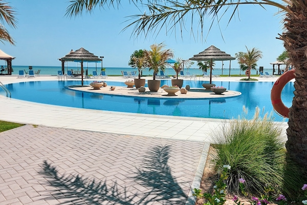 2 piscine all'aperto, con ingresso dalle 09:00 alle 19:00, lettini