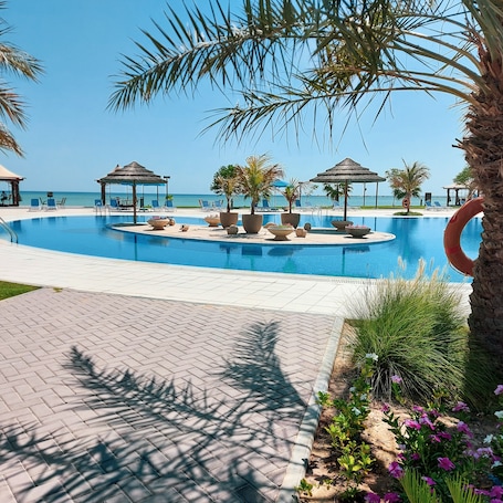 2 piscinas al aire libre, sillones reclinables de piscina