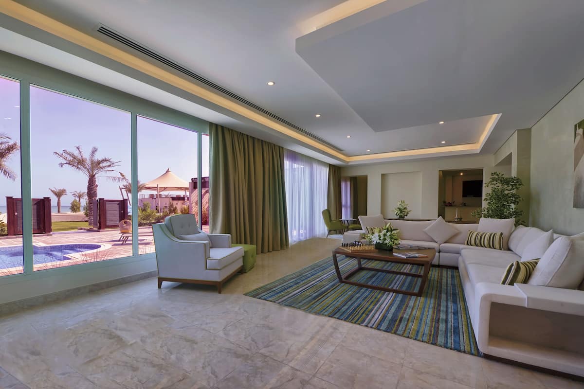 Villa, 4 Bedrooms, Sea View with Private Pool | 거실 공간 | 케이블 채널 시청이 가능한 42인치 LCD TV, TV, 유료 영화