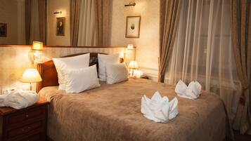 Suite | Free minibar items, in-room safe, desk, blackout drapes