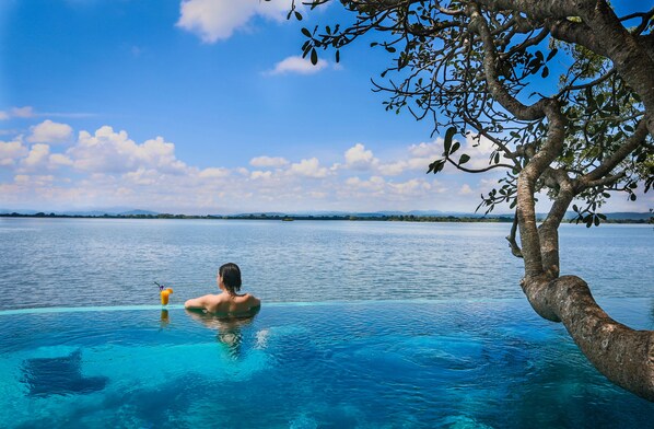 Outdoor pool - EKHO Lake House Polonnaruwa (Polonnaruwa)