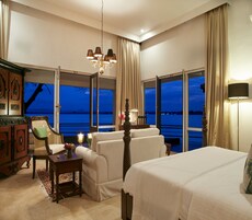 Minibar, caja de seguridad en la habitación y decoración personalizada 