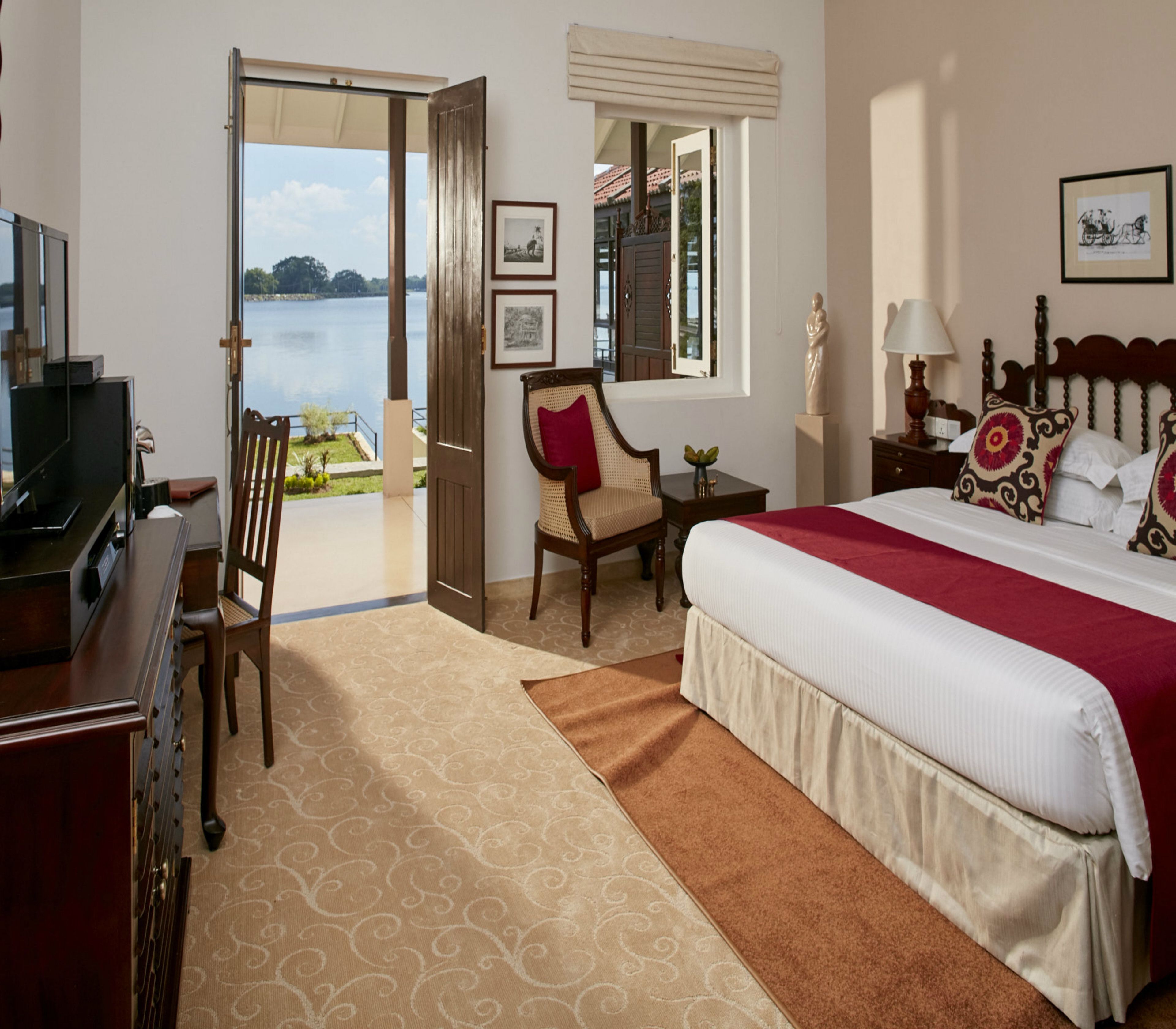 superior room | minibar, in-room safe, individually decorated, individually furnished