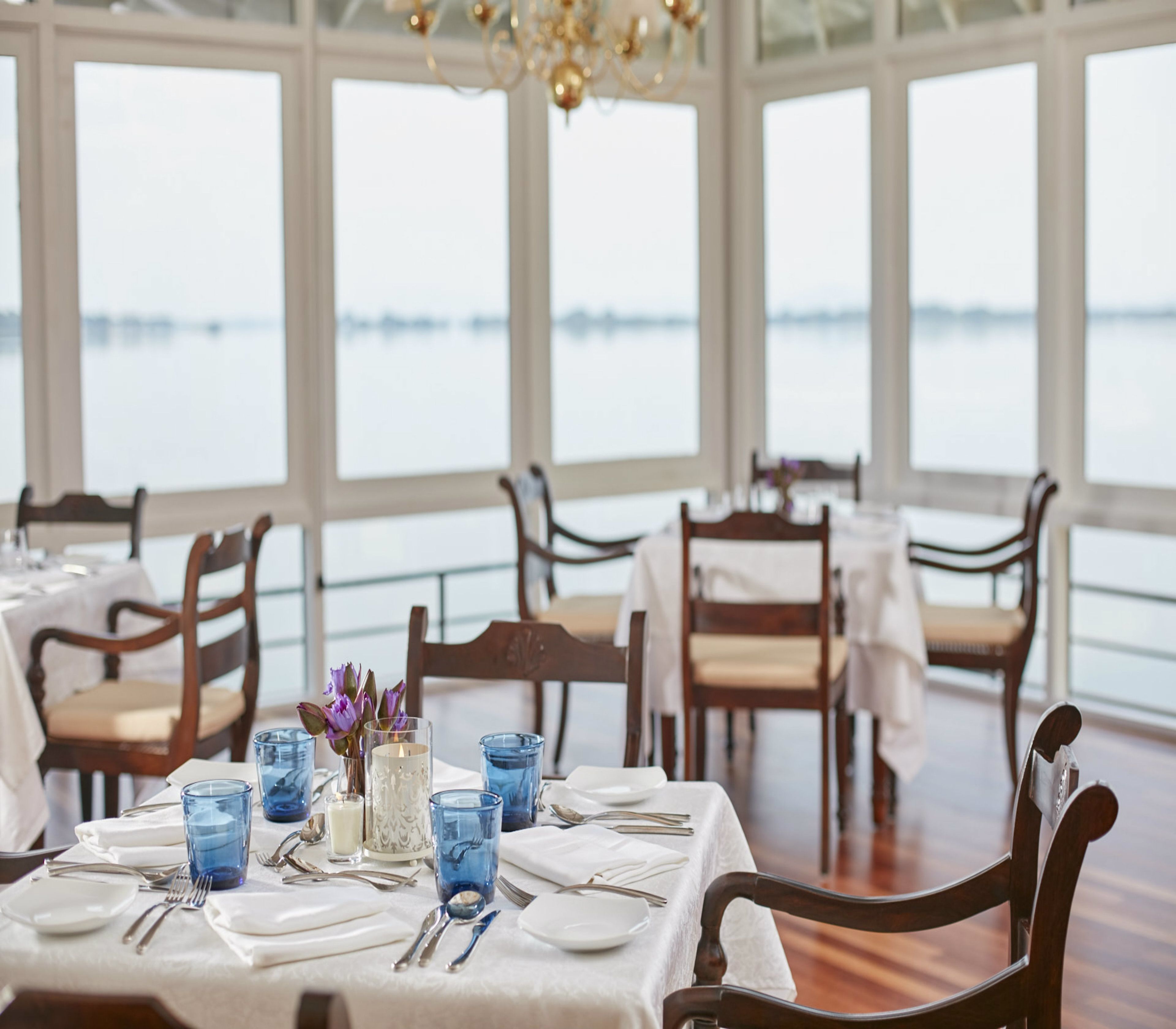 breakfast, lunch, dinner served; international cuisine