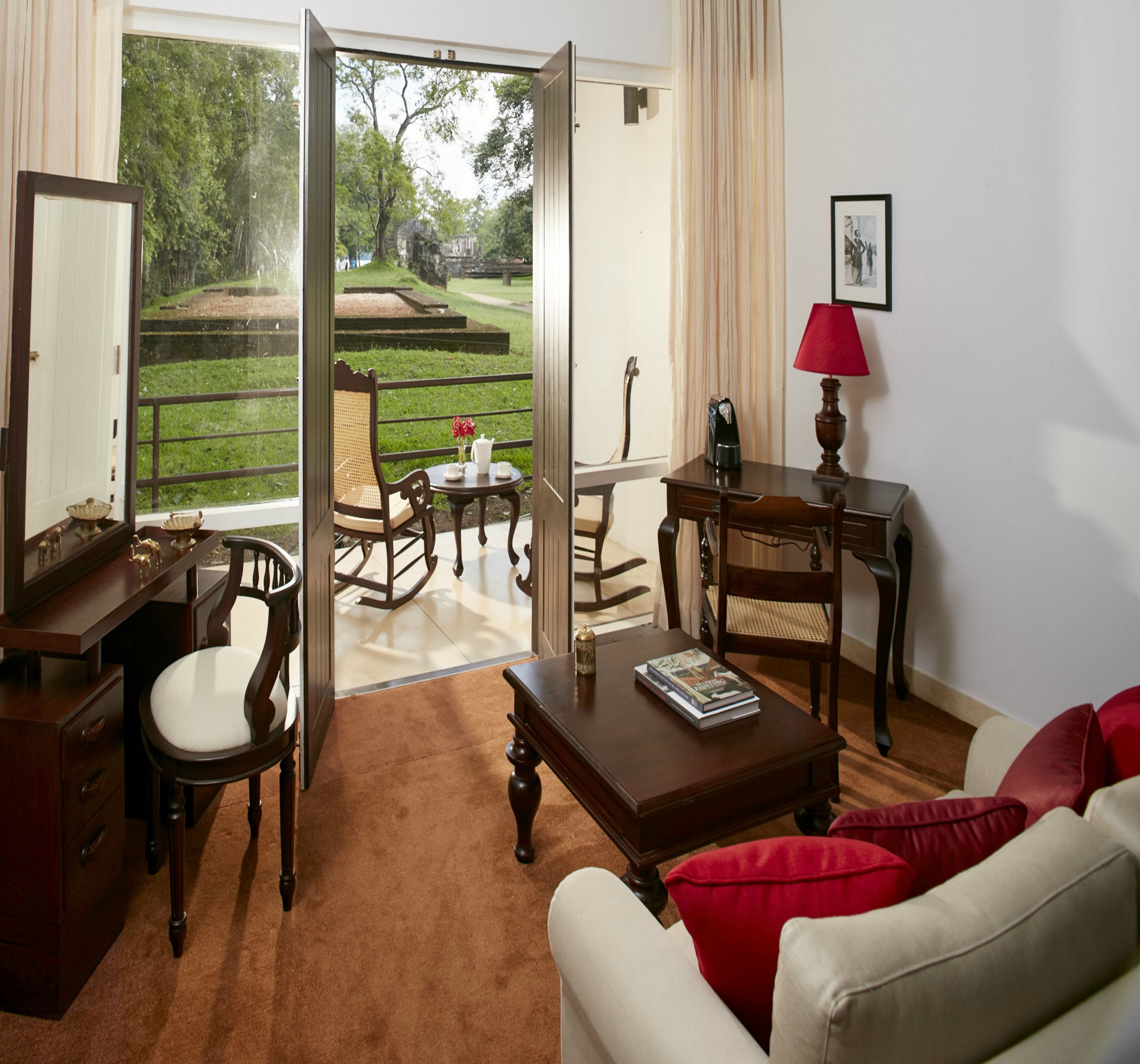 superior room | minibar, in-room safe, individually decorated, individually furnished