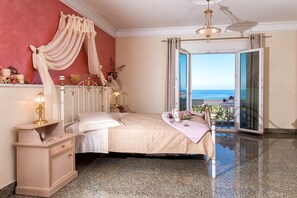 Luksusvilla, sjøutsikt | 4 soverom, safe på rommet, lydisolert og strykejern/-brett