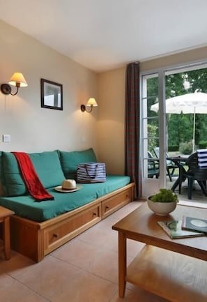 Desk, soundproofing, free cribs/infant beds, free WiFi