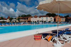 Desk, soundproofing, free cots/infant beds, free WiFi