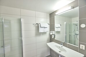 Shower, eco-friendly toiletries, towels