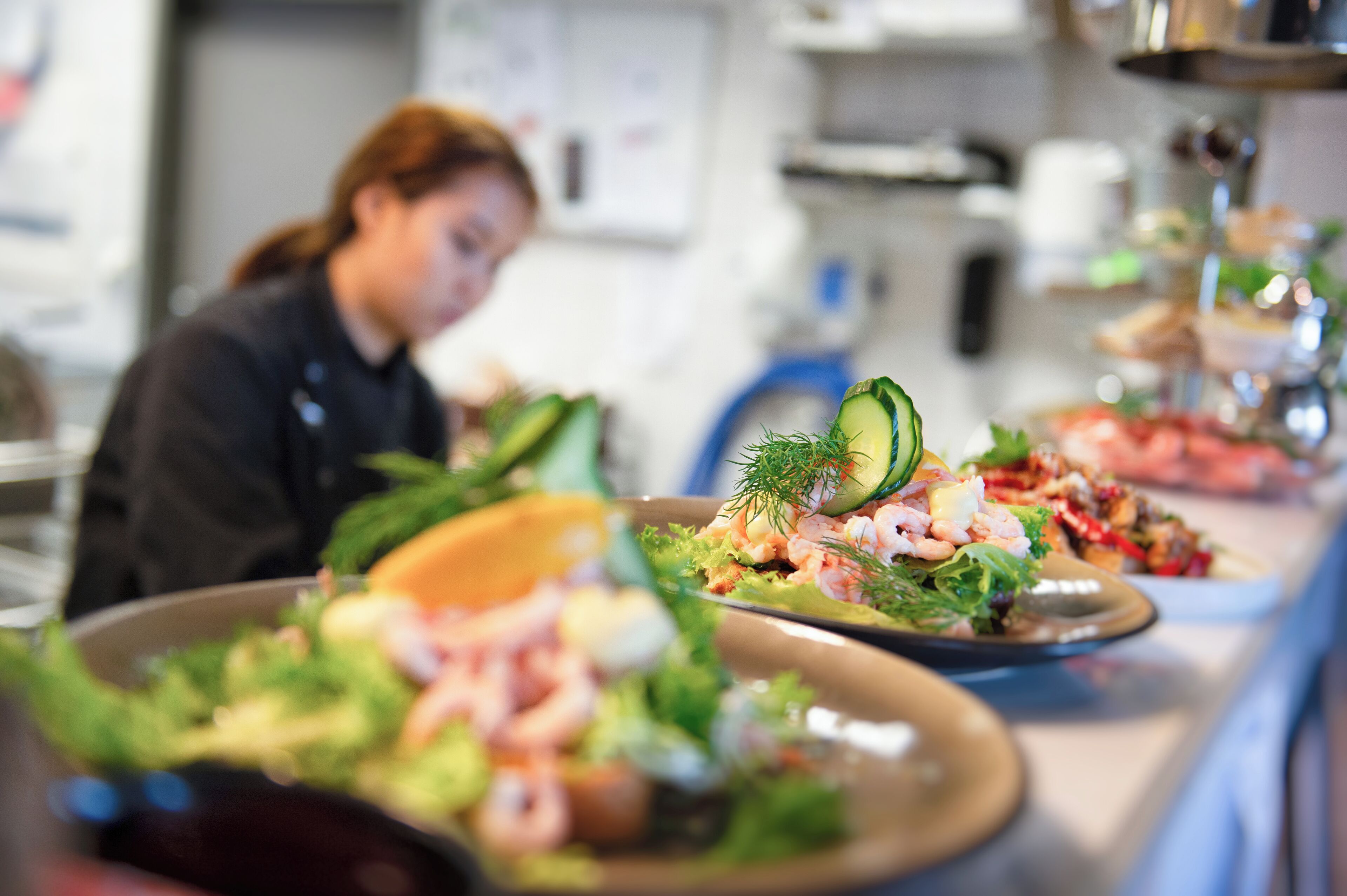 Buffet com diversos pratos, incluindo frutos do mar e saladas.