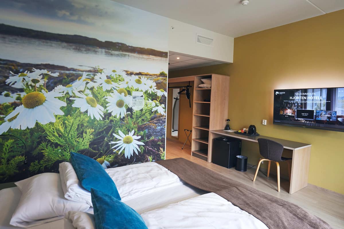 1 bedroom, premium bedding, pillow-top beds, desk