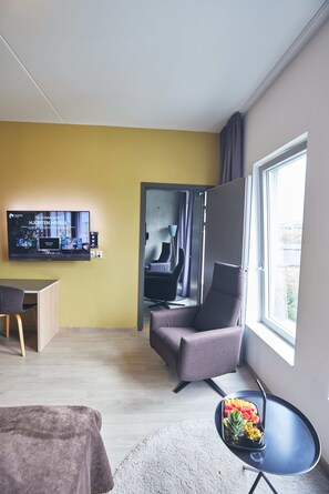 高级双人房 | 高档床上用品、加厚床垫、办公桌、隔音