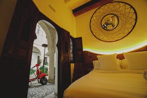 Design-Zimmer, Blick auf den Innenhof (Spartum)