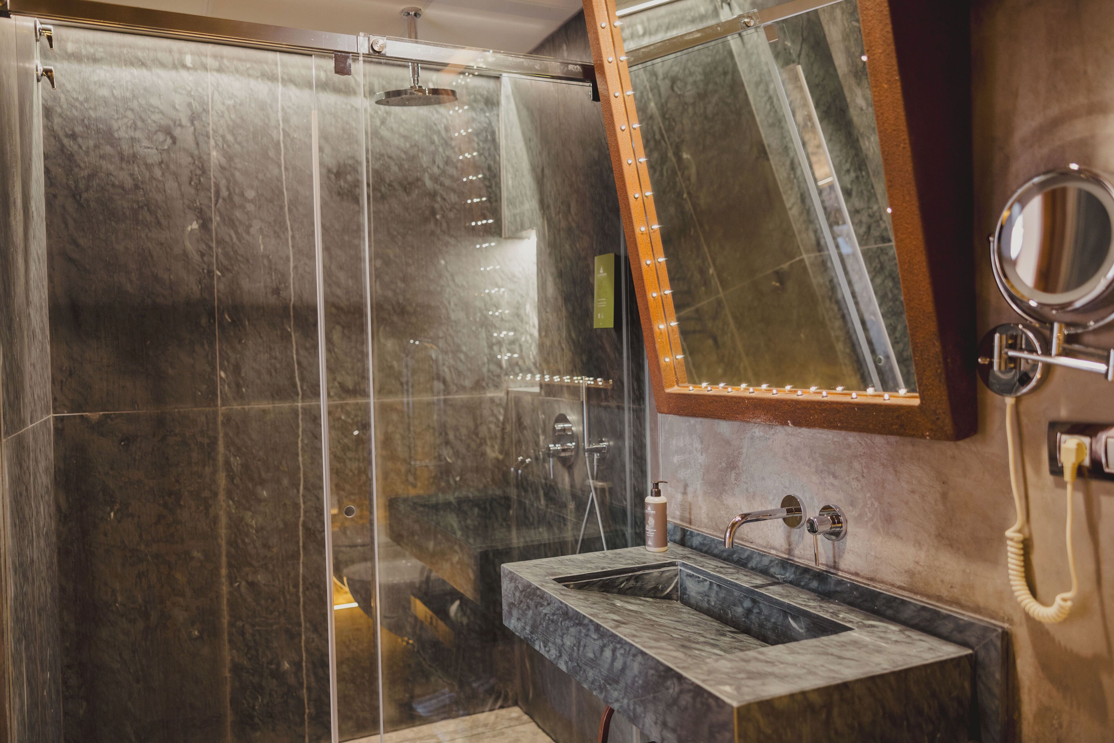 exclusive room, 1 king bed, courtyard view (petra) | bathroom | combined shower/bathtub, deep-soaking bathtub, rainfall showerhead