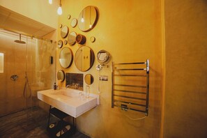 Premium bedding, down duvets, pillow-top beds, in-room safe - Hotel Boutique Patio del Posadero (Córdoba)