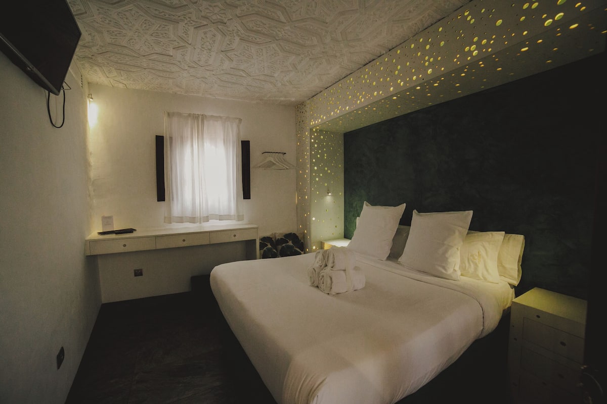 Romantisches Zimmer, 1 Queen-Bett, Blick auf den Innenhof (Lasur) | Hochwertige Bettwaren, Daunenbettdecken, Pillowtop-Betten, Zimmersafe