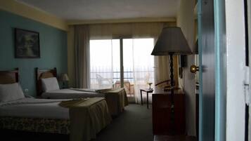 Habitación Deluxe con 1 cama matrimonial o 2 individuales, vista al mar (With Extra Bed) | Ropa de cama de alta calidad y minibar