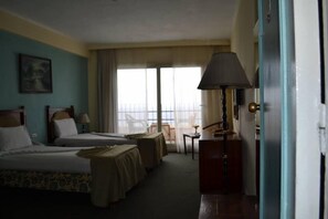 Deluxe kamer, 1 twee- of 2 eenpersoonsbedden, uitzicht op zee (With Extra Bed) | Luxe beddengoed, een minibar, een kluis op de kamer, beddengoed