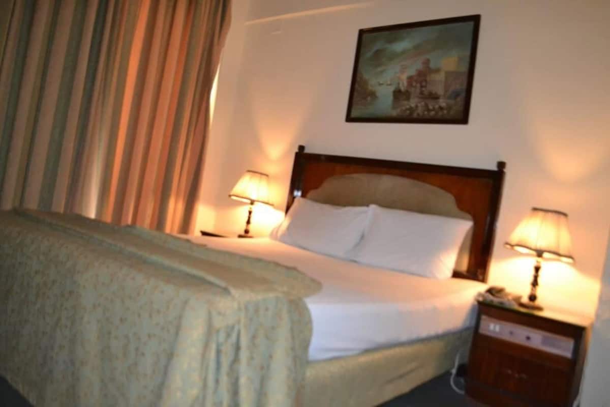 Premium bedding, minibar, in-room safe, bed sheets