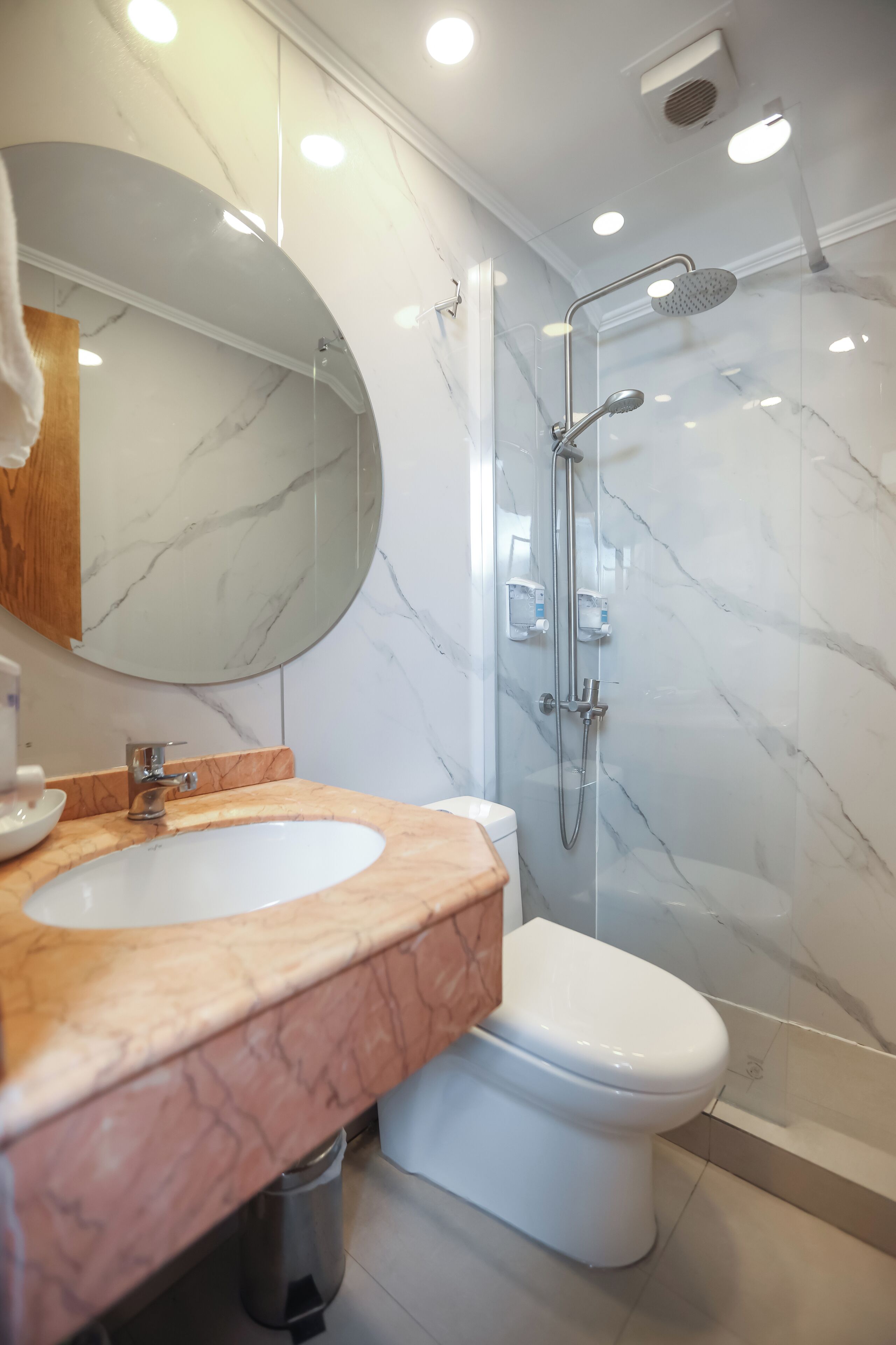 standard double room, 1 king bed, partial sea view | bathroom | free toiletries, hair dryer, towels, soap