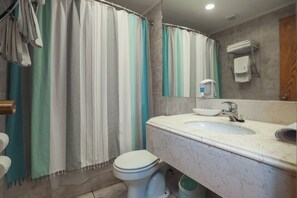 Dobbelt- eller tomannsrom – standard, havutsikt | Bad | Toalettartikler (inkludert), hårføner, håndklær og såpe