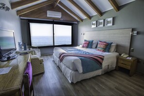Habitación estándar doble, 1 cama de matrimonio grande, vistas parciales al mar | Ropa de cama de alta calidad y edredones de plumas