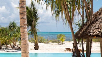 Plage, sable blanc, chaises longues, parasols