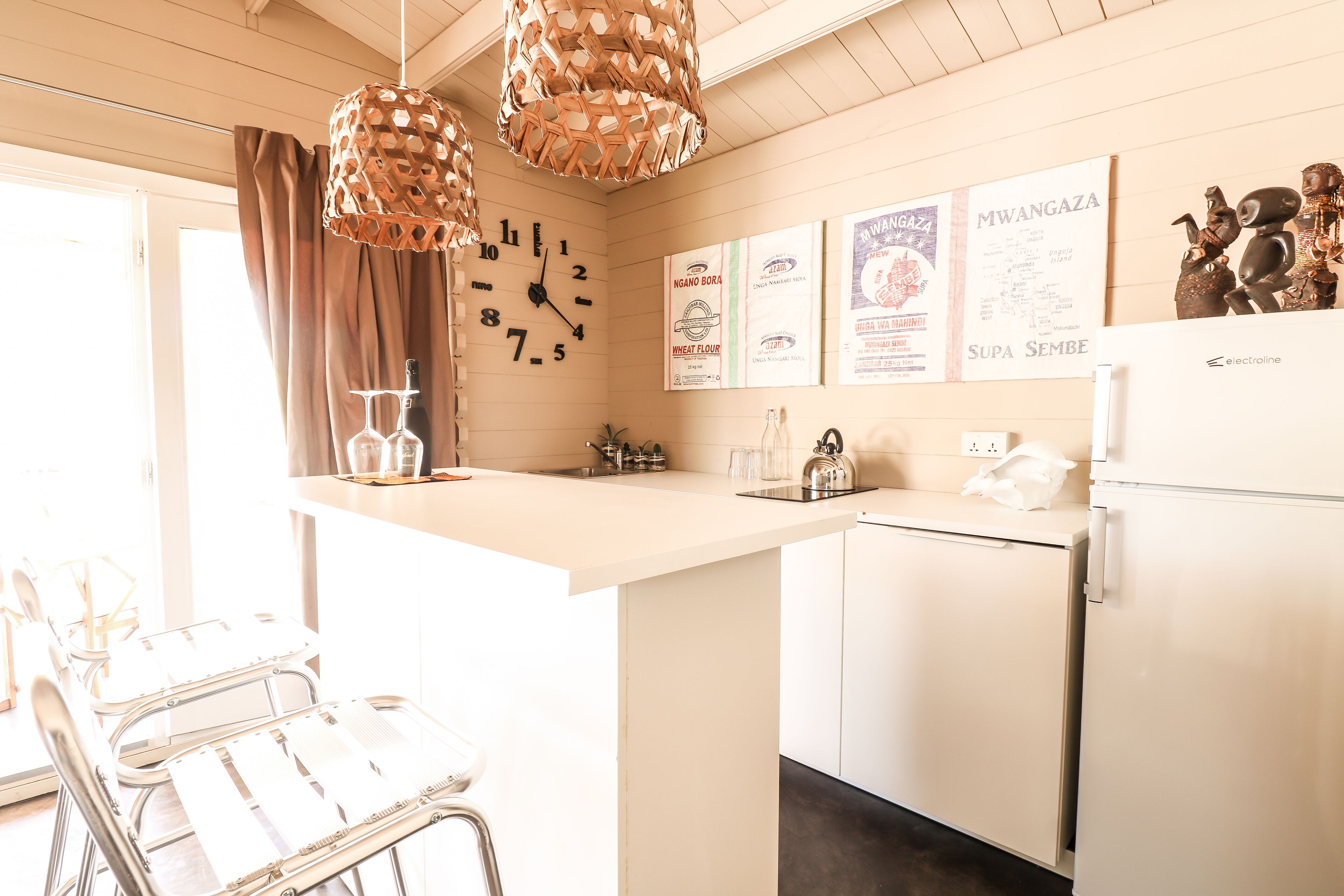 family studio suite, non smoking, pool view | private kitchen