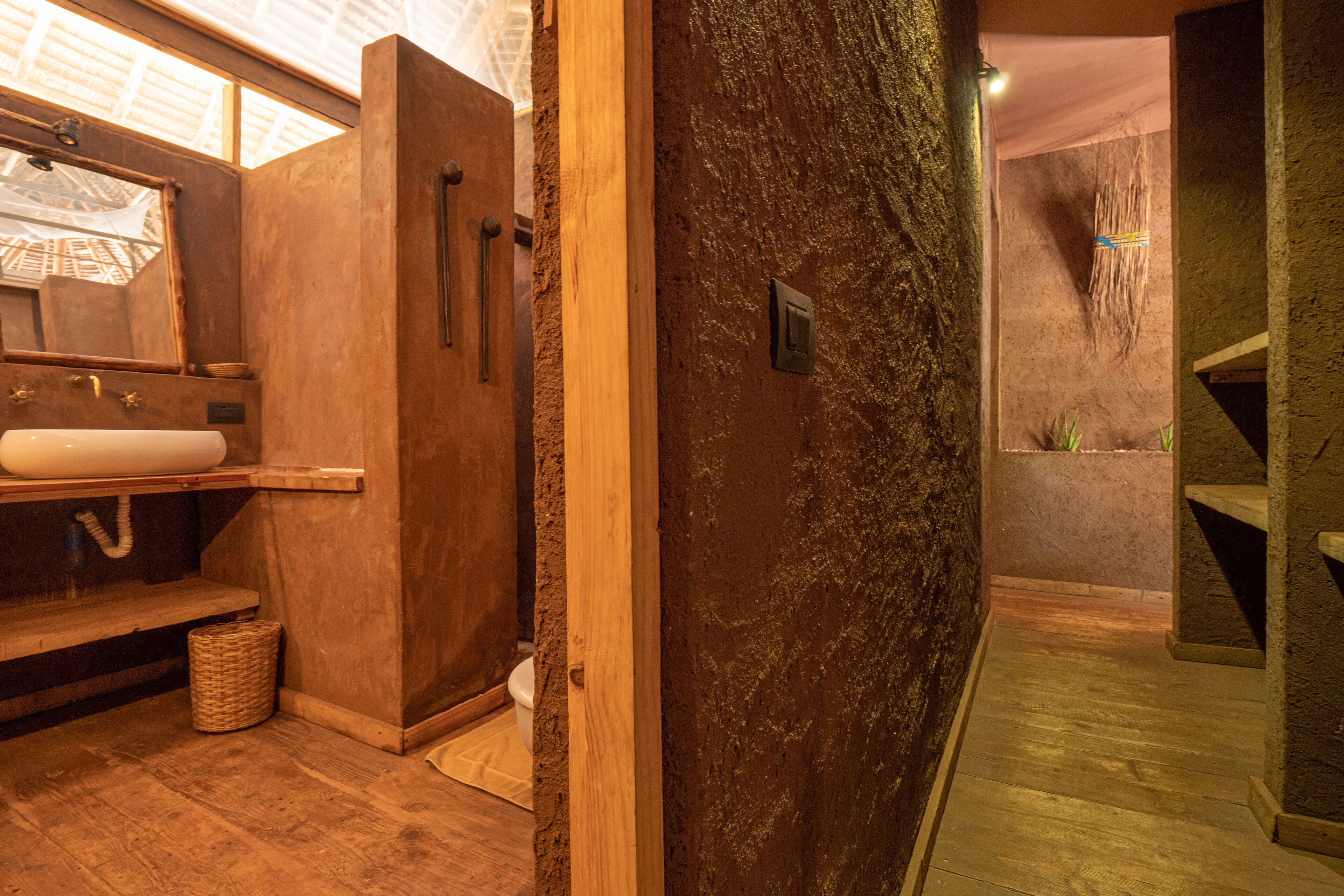 full moon house | bathroom | combined shower/bathtub, free toiletries, hair dryer, towels