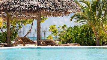 Piscine extérieure, parasols de plage, chaises longues