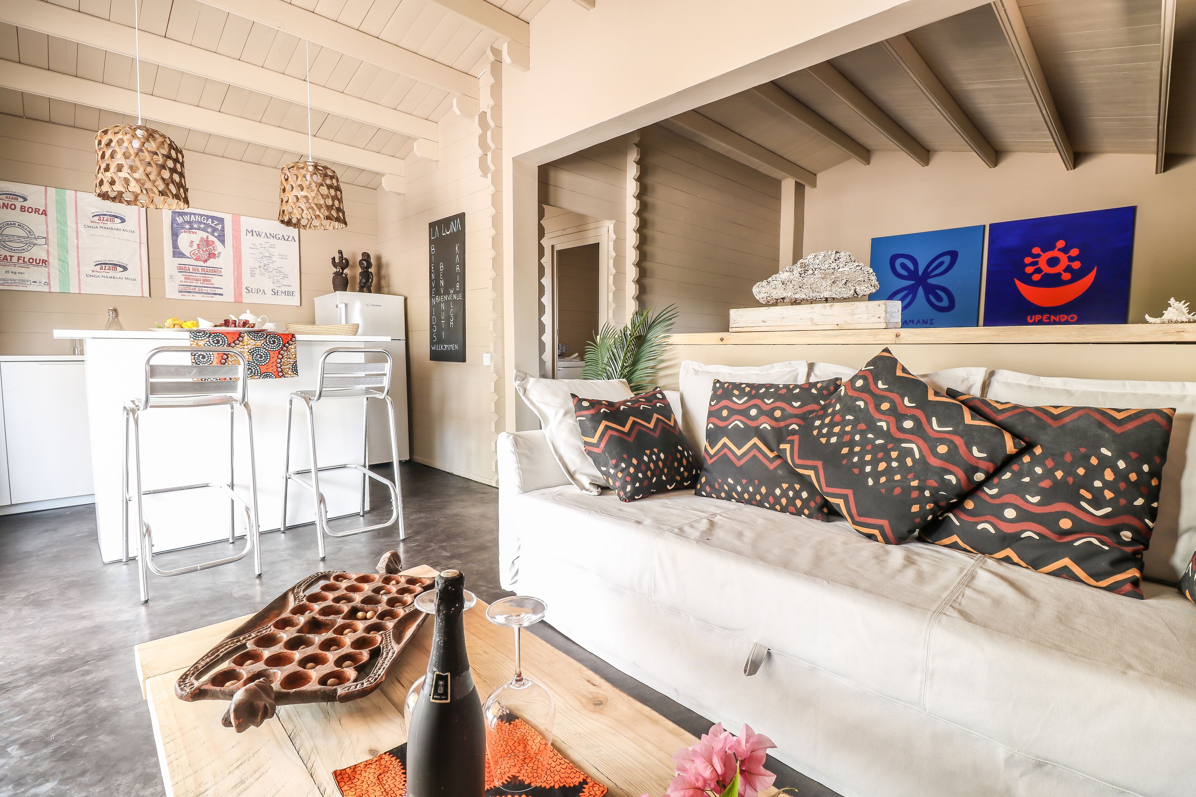 family studio suite, non smoking, pool view | living area