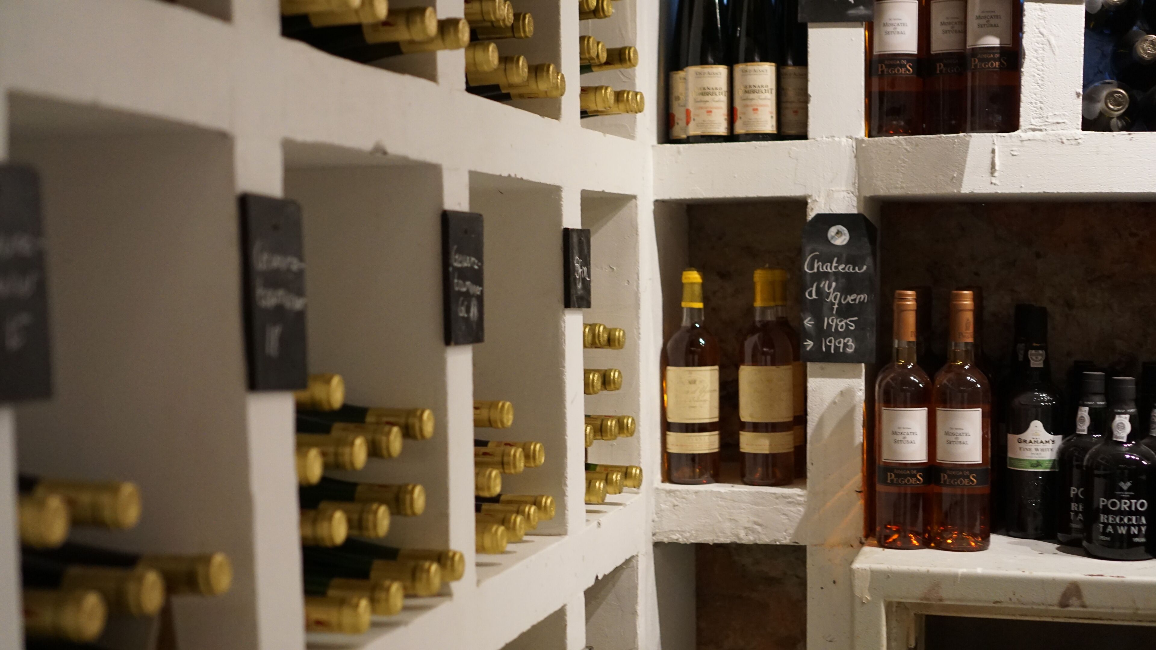 Uma adega com fileiras de garrafas de vinho e rolhas.