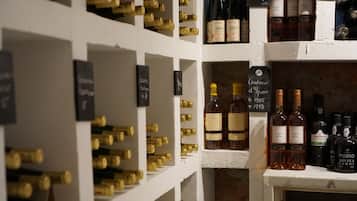 Uma adega com fileiras de garrafas de vinho e rolhas.