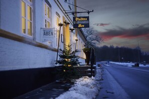 Vista frontal de la propiedad