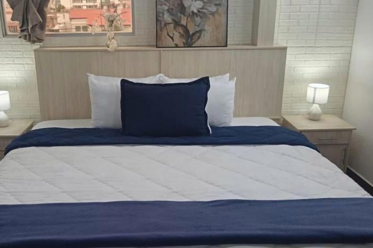 Cubrecamas, colchones con pillow-top y escritorio 