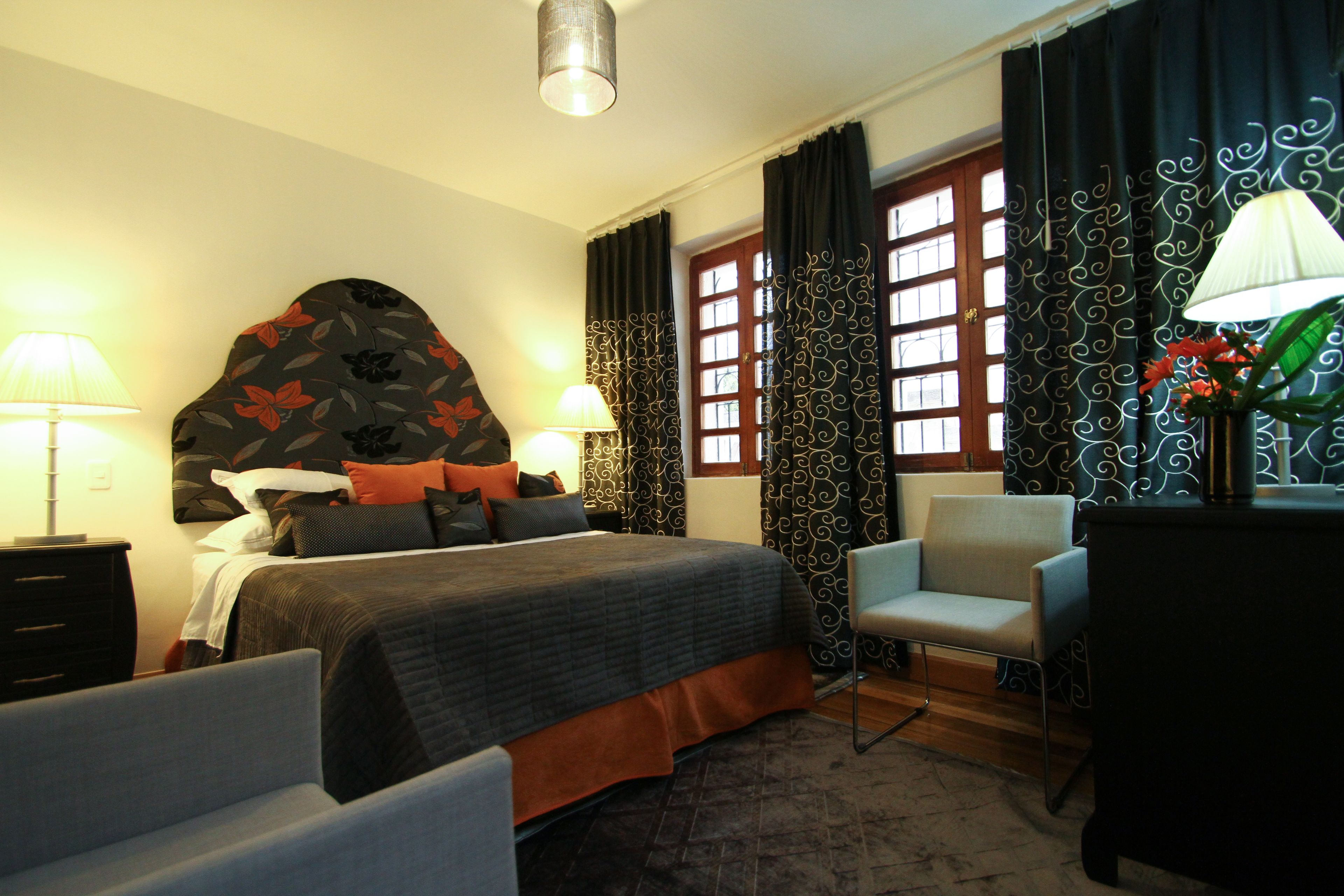 ห้องคอมฟอร์ทดับเบิลหรือทวิน, 1 ห้องนอน, ห้องน้ำในตัว | ผ้านวมขนเป็ด, เตียงพร้อมฟูกเสริมที่นอน, ห้องพักตกแต่งอย่างมีเอกลักษณ์