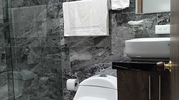 Deluxe Studio Suite, 3 Bedrooms, Ensuite, Tower | Bathroom | Shower, rainfall showerhead, designer toiletries, towels