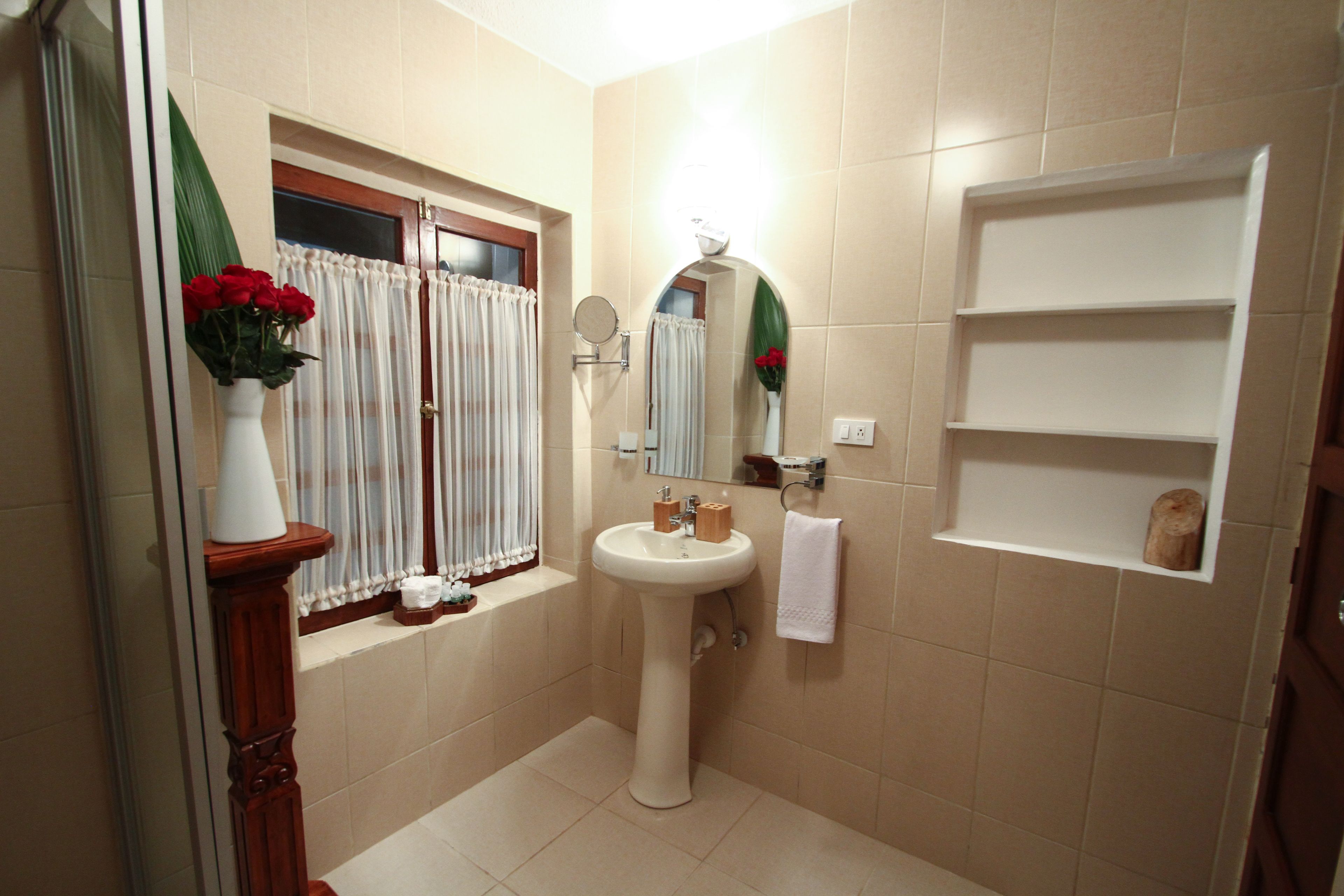 comfort studio suite, 1 bedroom, ensuite | bathroom | shower, rainfall showerhead, designer toiletries, towels